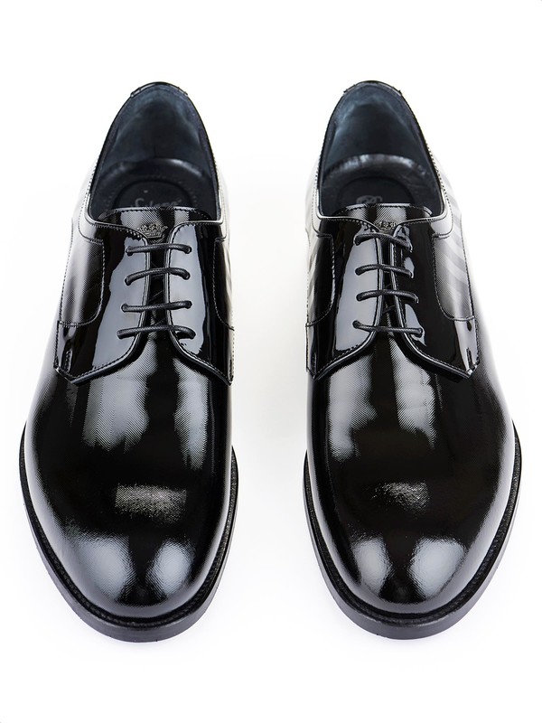 immagine di lucido da scarpe nero, immagine di scarpe nere in